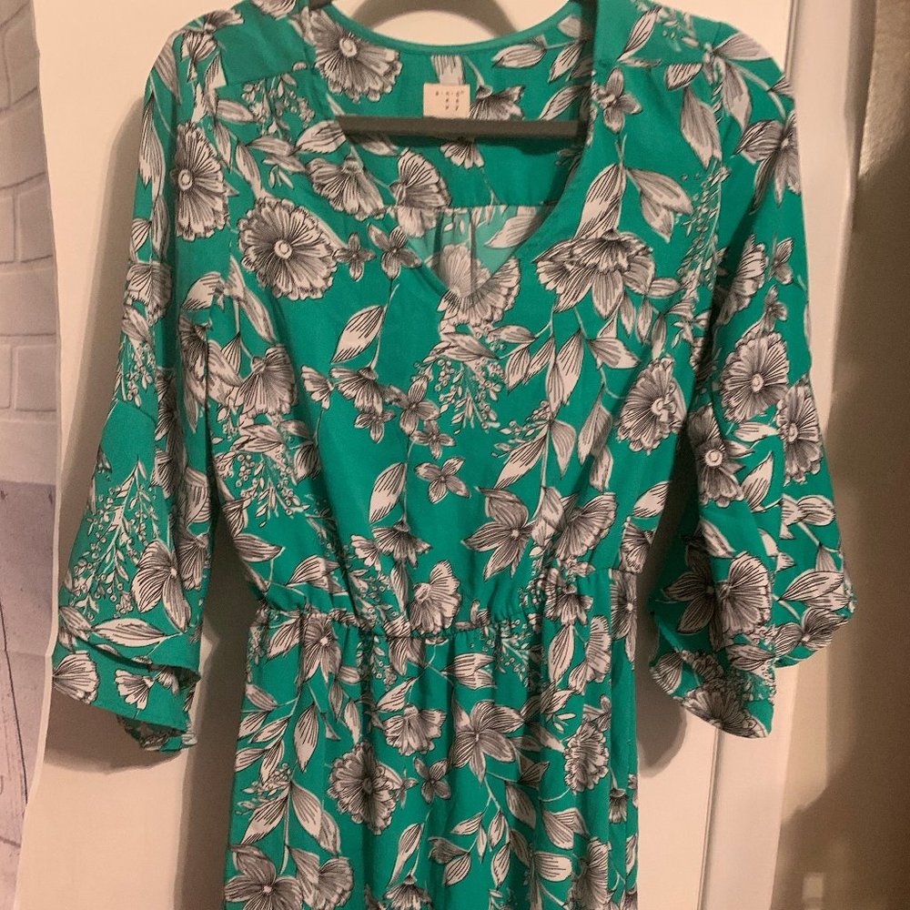 - A NEW DayV-Neck 3/4 sleeve Dress SZ S